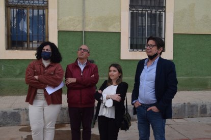 Enrique Marín, hermano del Prendimiento, y otros cofrades, siempre apoyando la Semana Santa.