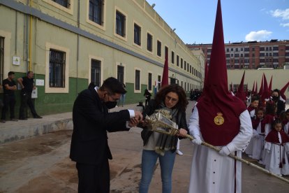 Encendiendo los faroles antes de iniciar la procesión, en el centro, la hermana mayor del Prendimiento, María del Mar Marín, que estuvo colaborando en la salida.