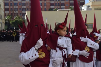 La pequeña cofrade de Coronación en brazos aguantó durante horas.