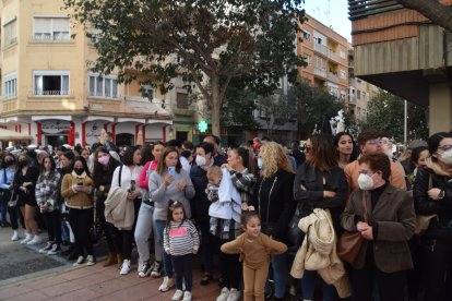 Gente apostada en la puerta de La Salle presenciando el desfile procesional.