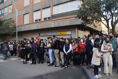 Numerosas personas en Altamira esperando una procesión: mucha gente en la calle este año.