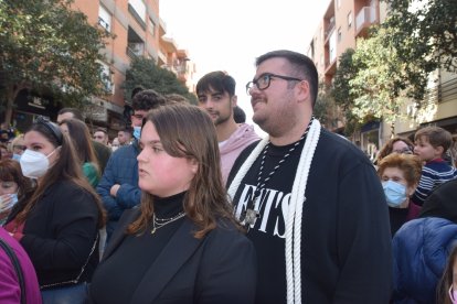 Alejandro Rueda, cofrade del Perdón antes de desplazarse a su hermandad para procesionar, junto a Karina.
