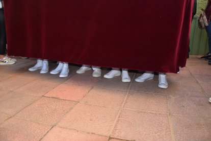 Los pies de los costaleros portaron a la Señora de Los Molinos el Martes Santo.