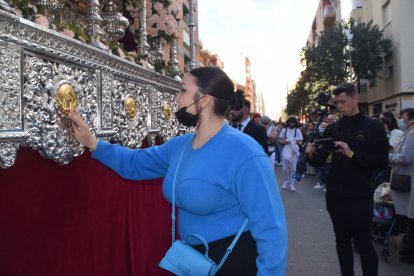 Una joven emocionada quería tocar el paso de la Virgen.