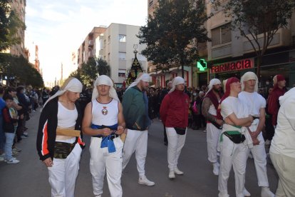Costaleros de relevo detrás del paso de palio.