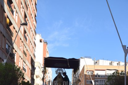 El paso de la Virgen de Coronación con el estandarte, mantillas y presidencia.
