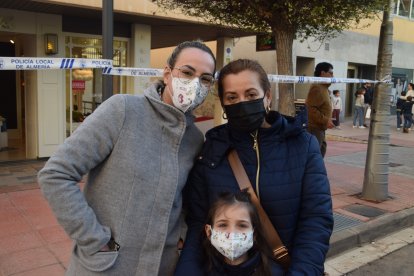 Pepi con Isabel y Valeria, contemplando las procesiones.