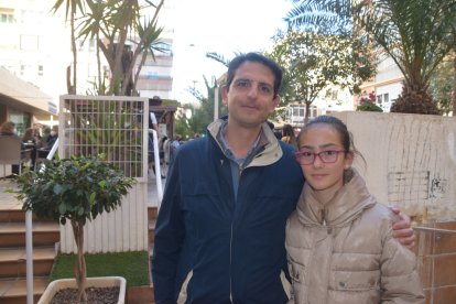 El abogado Carlos Palanca y su hija Ana, por el centro,
