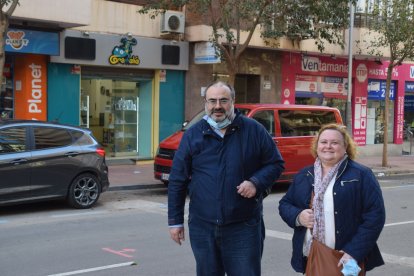 El expresidente de la Agrupación de Cofradías, Rafael Leopoldo Aguilera y su esposa, buscando a Coronación.