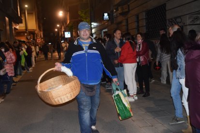 El pipero José Miguel Fuentes, 18 años vendiendo con su cesto trabajando a tope, una profesión que se pierde.