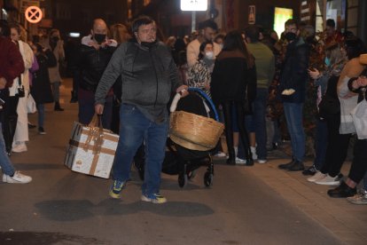 Uno de los pocos piperos estos días por las calles, con sus frutos secos y golosinas.