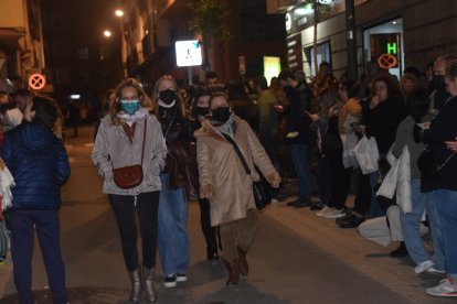 Miles de personas se aglomeraron en las aceras y pululaban para ver al Cristo del Perdón.