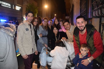 José Magañas, repartidor de La Voz de Almería, con amigos en San Leonardo.
