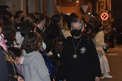 Una veterana cofrade del Perdón delante de la procesión de apoyo, con mucho fervor.