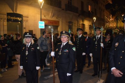 La inspectora jefe de la Policía Local, Carmen Morales, con otros compañeros y detrás protección civil, acompañando a la Virgen del Primer Dolor.