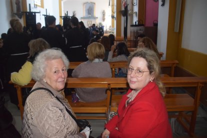 María Ruíz y su hija María José Rull, en la Iglesia de San Roque, evocando al esposo y padre respectivamente, ya fallecido.