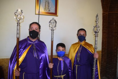 Cofrades del Nazareno de Benahadux, María de Los Ángelez, Samuel y Mari Carmen que procesionaron en la ciudad.