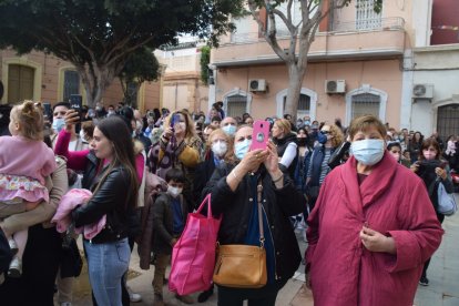A pesar de las inclemencias del tiempo, mucha gente en las aceras.
