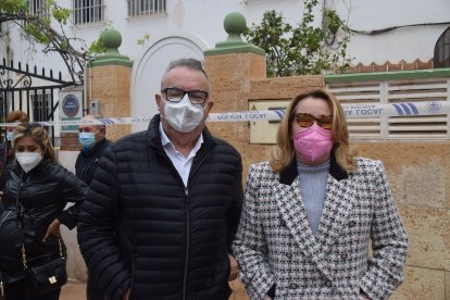 Pedro M. de la Cruz, director de La Voz de Almería, y su esposa, Carmen Jiménez, disfrutando de las procesiones.