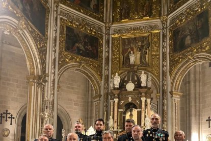Integrantes de los Reales Tercios de España Gran Capitán en el altar mayor de la Catedral.
