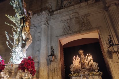 El Cristo del Escucha, ante la Virgen de la Soledad.
