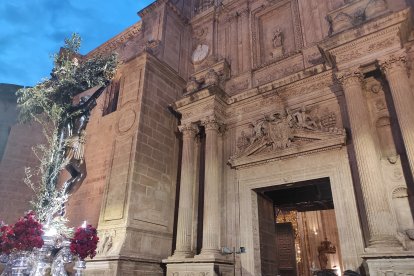 Final del viacrucis: el Cristo del Escucha, ante la puerta de la Catedral. 