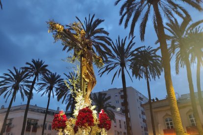 El Cristo del Escucha, con las primeras luces del Viernes Santo. 