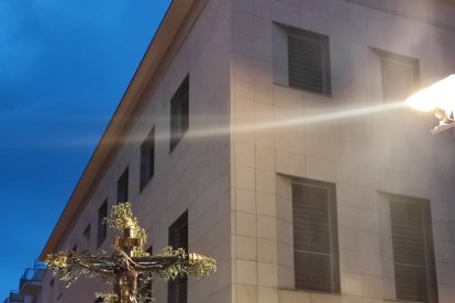 El Cristo del Escucha, ante la casa sacerdotal San Juan de Ávila. 