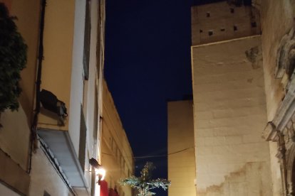 El Cristo del Escucha avanza por el lateral del Convento de las Puras.