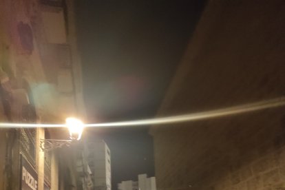 Una auténtica multitud seguía al Cristo del Escucha a la altura de la iglesia de Santiago.