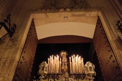La Soledad esperaba, sobre su paso, al Cristo del Escucha.