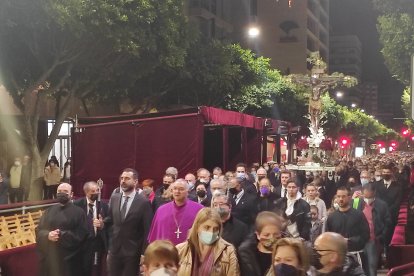 El Cristo del Escucha subiendo el Paseo de Almería. 
