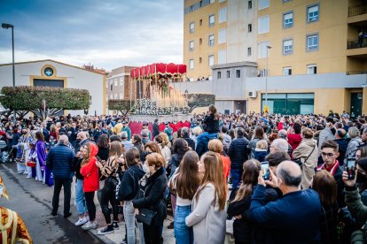 Muchos vecinos acudieron a ver las procesiones.
