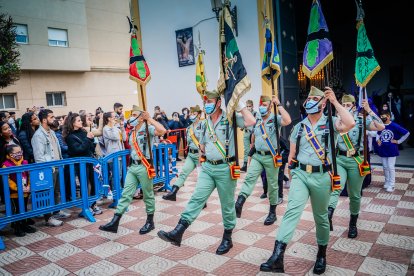 La Legión desfila junto al Cristo de la Buena Muerte.
