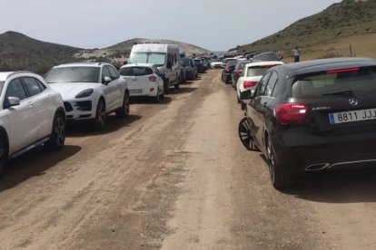 Coches en el acceso a la Playa de Mónsul.