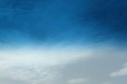 Un gran cantidad de vehículos toma los accesos a las playas de Cabo de Gata.