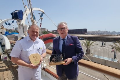 El presidente de la Autoridad Portuaria da la bienvenida a los viajeros y la tripulación del lujoso velero.