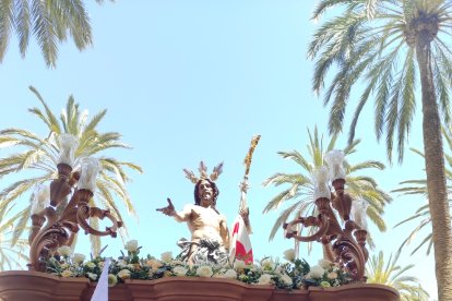 El obispo de Almería, ante el Señor de la Vida.