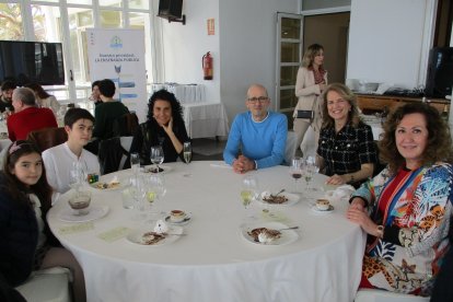 Asistentes a la comida de hermandad celebrada en el Club de Mar.