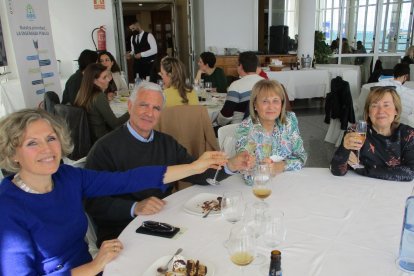 Cuatro de los asistentes al encuentro de ANPE brindan por los homenajeados.