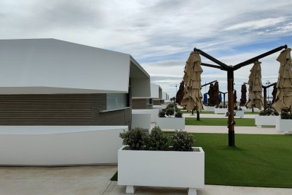 Zona de restauración del muelle gourmet del puerto.