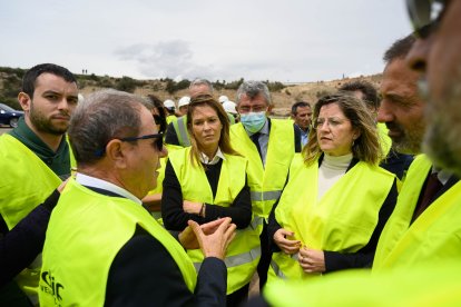 A la izquierda, Jerónimo Parra conversa con la presidenta de Adif, María Luisa Domínguez.