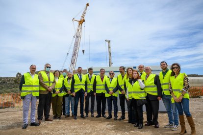 Foto de familia junto a las obras.