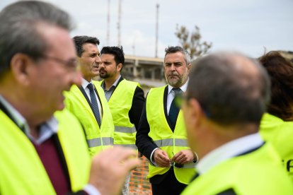 Cargos del PSOE, en la visita.
