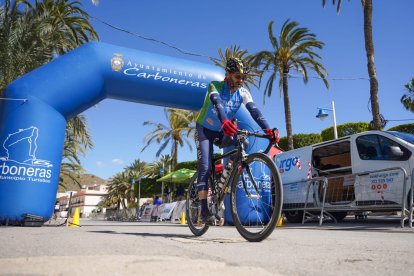 Un ciclista en meta. 