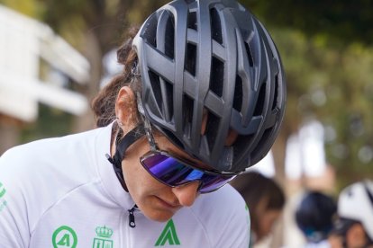 Ciclista del equipo femenino Prolongo.
