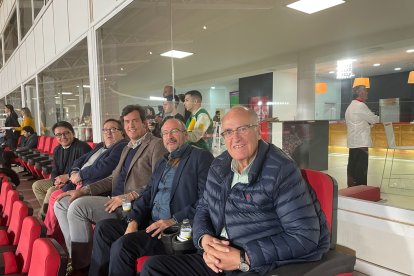 Manolo Guzmán, José Juan Rubí, Juanjo Salvador, Luis Rogelio Rodríguez-Comendador y Eugenio Gonzálvez, en el palco vip.