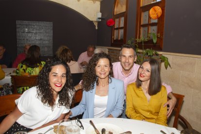 Sheila, Rosana, Almudena y Luis de Dofran disfrutando las fiestas de San Marcos de El Ejido 2022 en Restaurante La Costa.