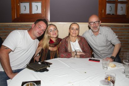 Las hermanas Garbín de \'Coworking\' El Ejido viviendo las Fiestas de San Marcos de El Ejido 2022 en Restaurante La Costa.