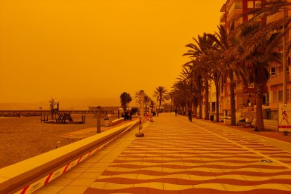 El Paseo Marítimo bajo el manto de la calima.